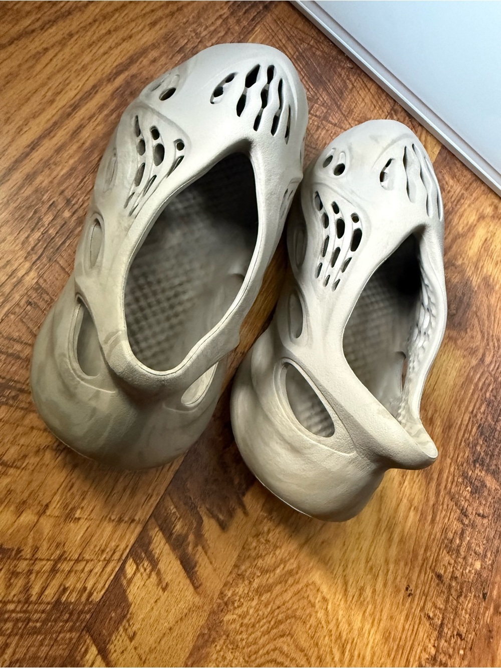 Yeezy Foam Runner in Oyster/Stone